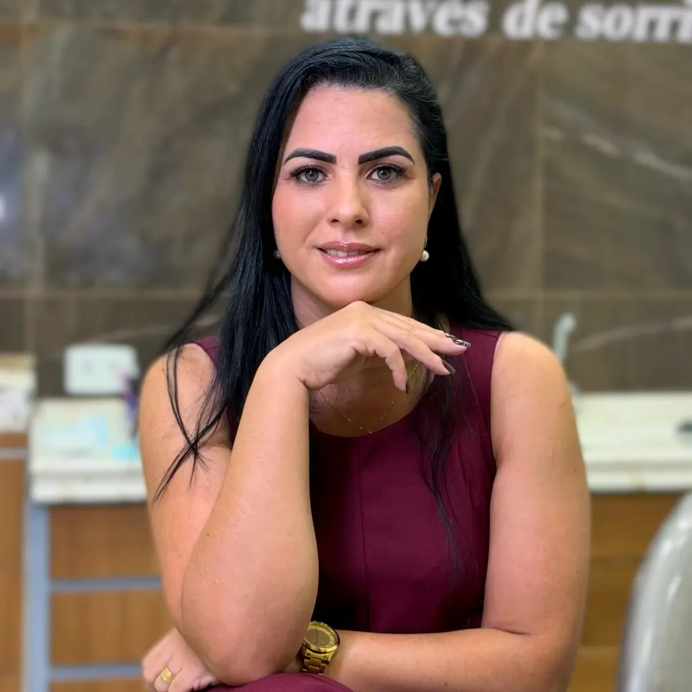Retrato da Dra. Manon Moraes Knupp, cirurgiã-dentista, no consultório da Knupp Odontologia